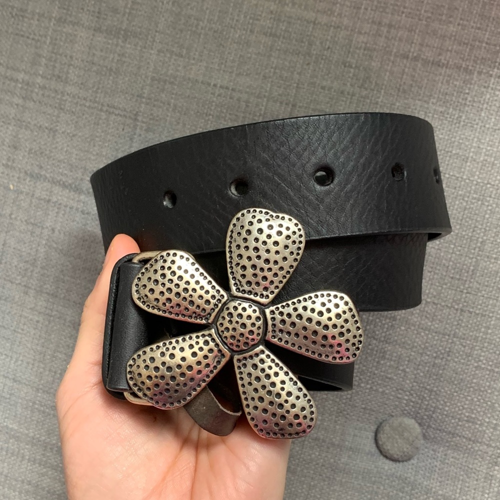 Leather belt w/ flower buckle